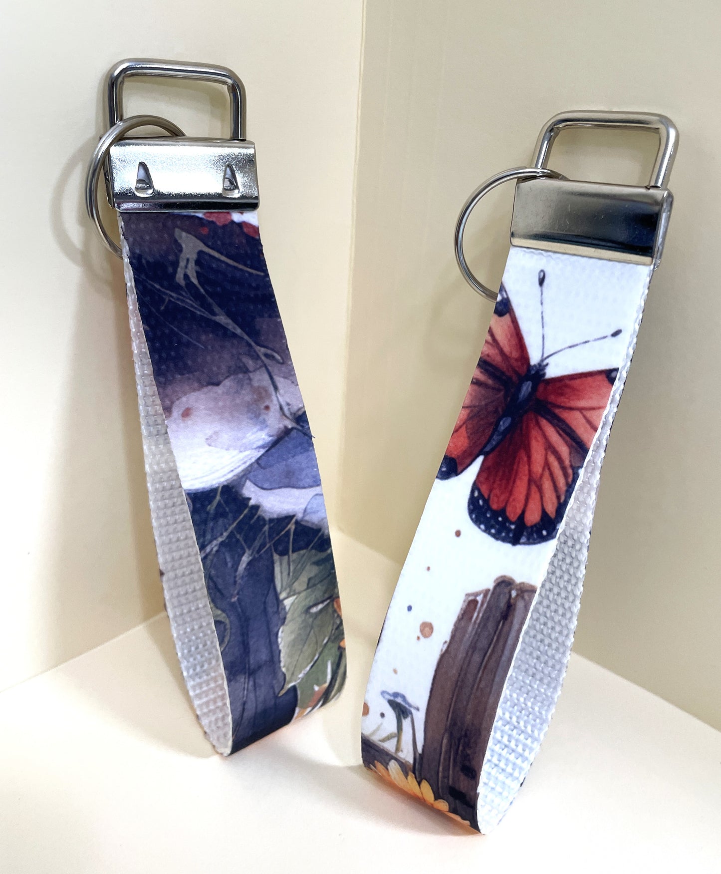 6" Wristlet Keyfob Keychain-Btterfly with Daisy